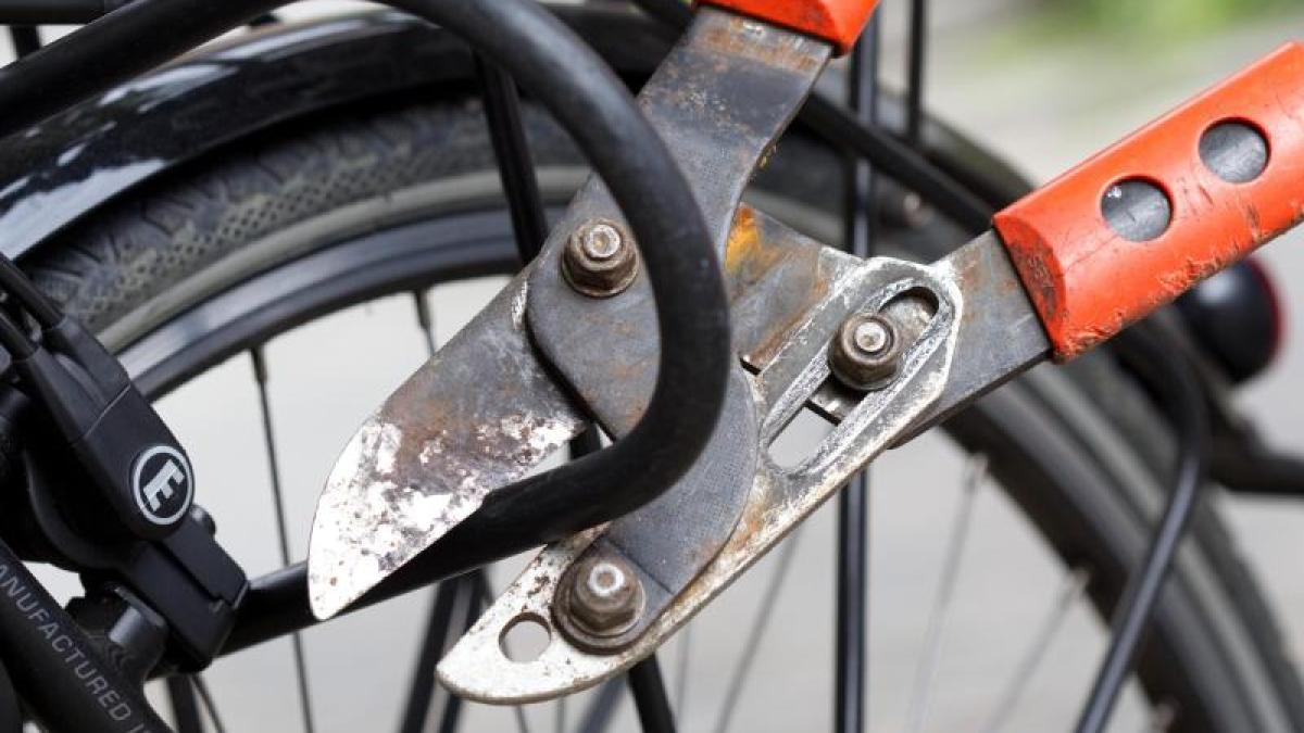 Zange-schneidet-Fahrradschloss-auf